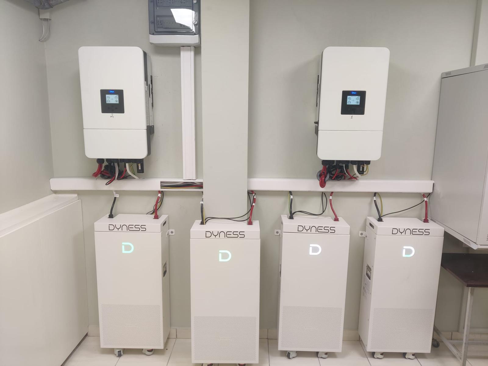 Montaj real TechMiron: două invertoare hibride Deye și patru baterii de stocare Dyness Powerbrick